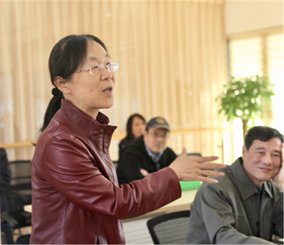 旅美作家冰凌上海交大演講幽默文學創作